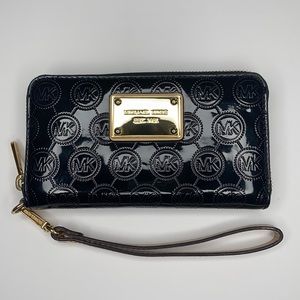 Michael Kors Jet Set Zip Around Wristlet Phonecase